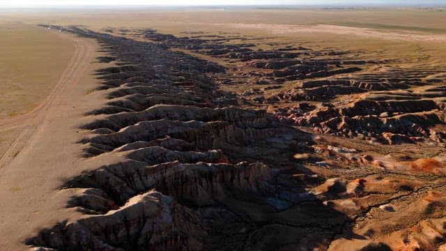 능선이 있는 광활한 사막 풍경