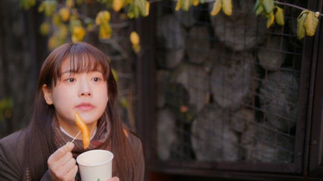 겨울에 떡볶이를 먹는 학생