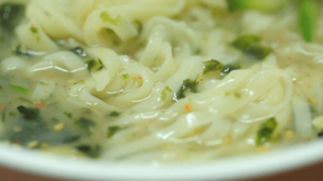 애호박이 들어간 국수를 젓는 모습