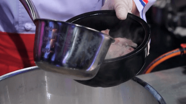 순대가 담긴 그릇에 육수를 넣는 모습