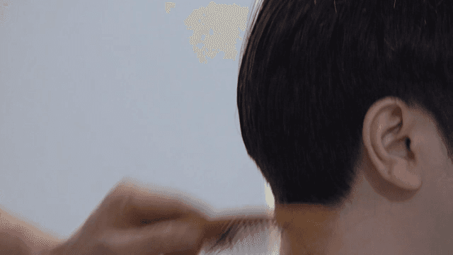 실내에서 머리를 자르는 사람