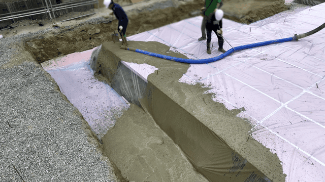 콘크리트를 붓는 건설 작업자들