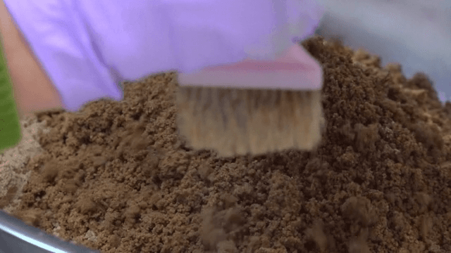 금속 그릇에 재료 섞기