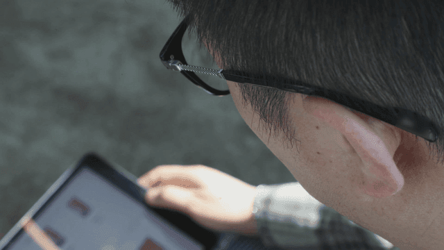 태블릿을 보는 사람