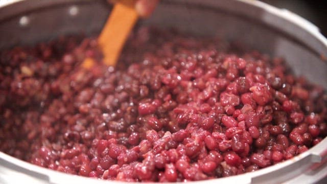 냄비에서 끓고 있는 팥