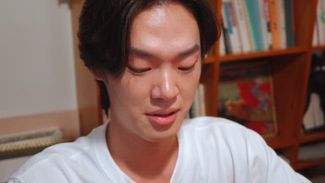 아늑한 방에서 카드 게임을 하는 남자