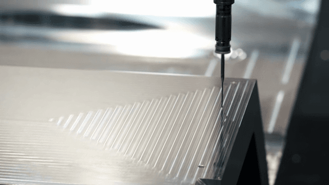 금속 표면을 가공하는 기계