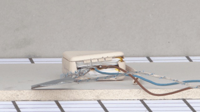 손상된 장치의 노출된 전선