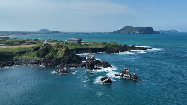 녹음이 우거진 절벽이 있는 해안 경관