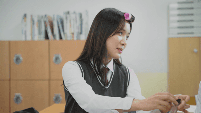 교실에서 이야기하는 헤어롤을 한 학생