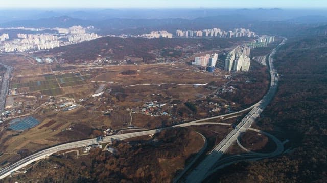 확장된 도시의 모습과 고속도로