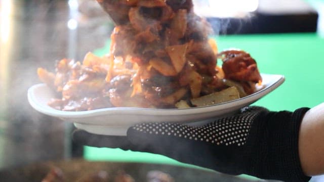 접시에 담는 다 구워진 삼겹살