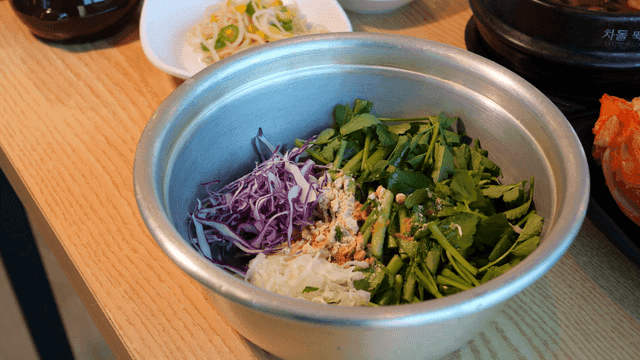 비빔밥을 위한 신선한 미나리 채소 한 그릇