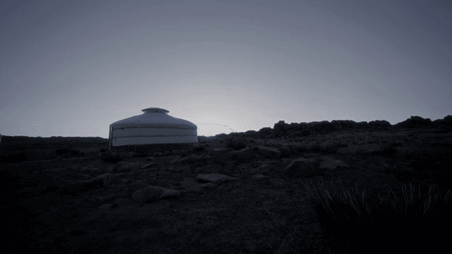 일몰 시 고요한 풍경 속의 유르트