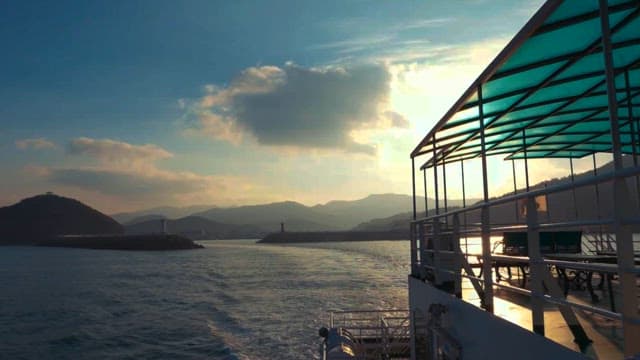 일몰에 물 위를 가로지르는 보트