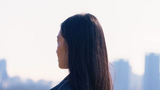 야외에서 머리를 묶는 여성