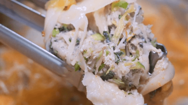 만두 전골 속 푸짐한 만두 속