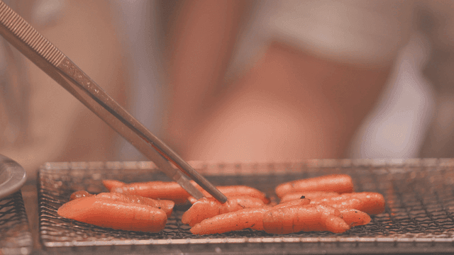 철망 위에서 당근을 굽는 모습