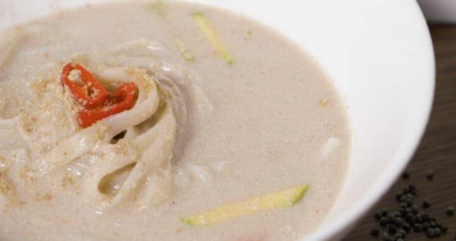 고소하고 걸쭉한 국물의 들깨 칼국수