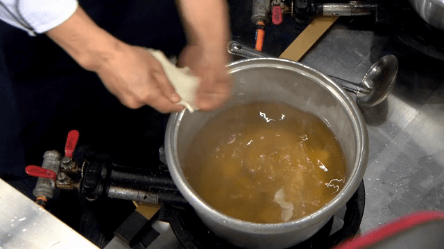 냄비에 반죽을 뜯어 넣는 손