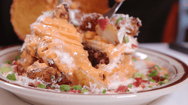 토핑이 올라간 버거를 자르는 장면