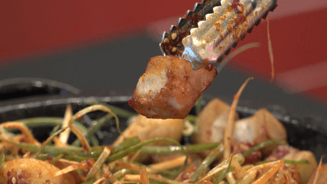 Grilled pork jowl stir-fried with vegetables