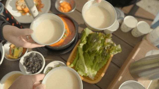 한식을 먹으며 막걸리 건배하기