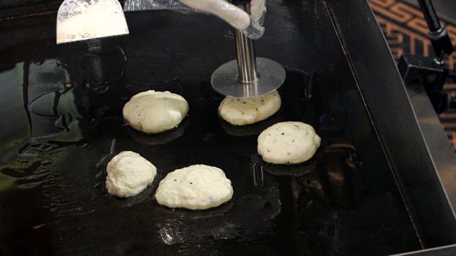 철판에서 부쳐지는 한국 호떡