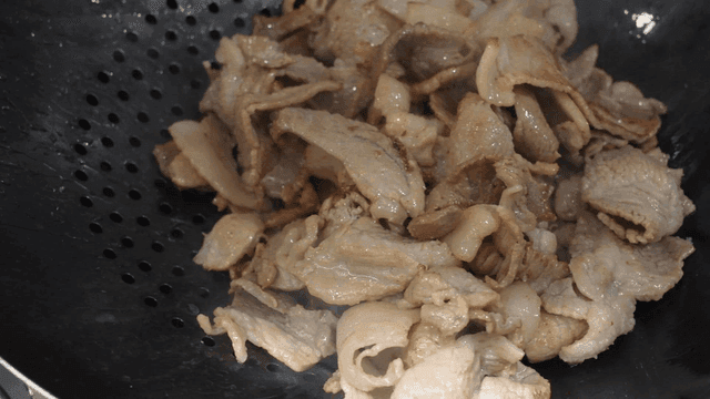 Stir-fried pork cooked in pan