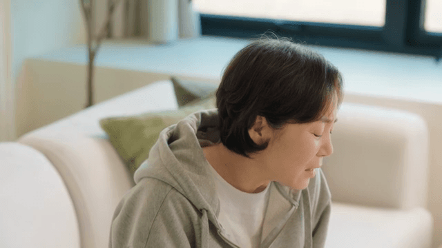 통증으로 얼굴을 찡그리는 여성