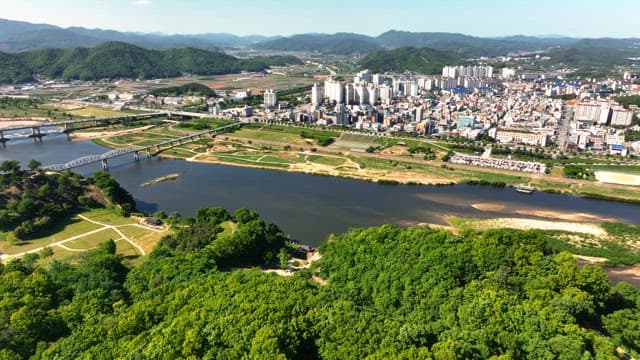 강과 푸른 숲이 있는 도시 풍경