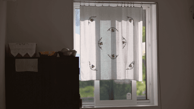자수가 놓인 커튼이 있는 창문
