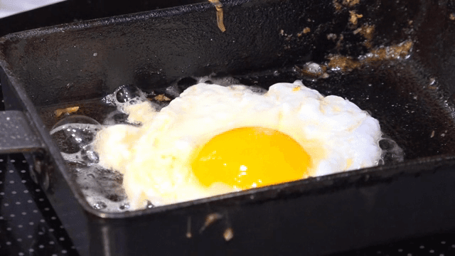 프라이팬에서 요리하는 계란