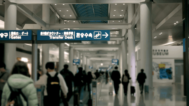 공항 터미널을 걷는 사람들