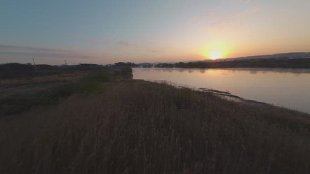 고요한 강 풍경 위로 지는 해