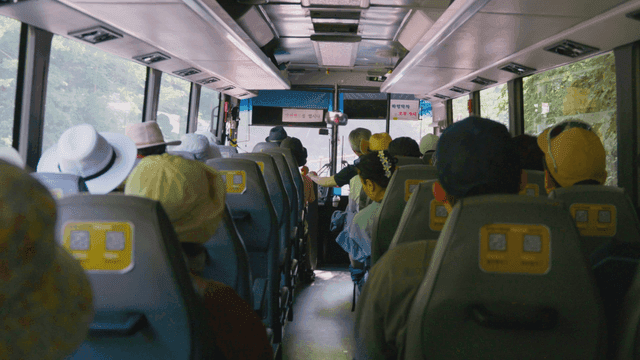 산길을 달리는 버스 안에 출렁이는 승객들