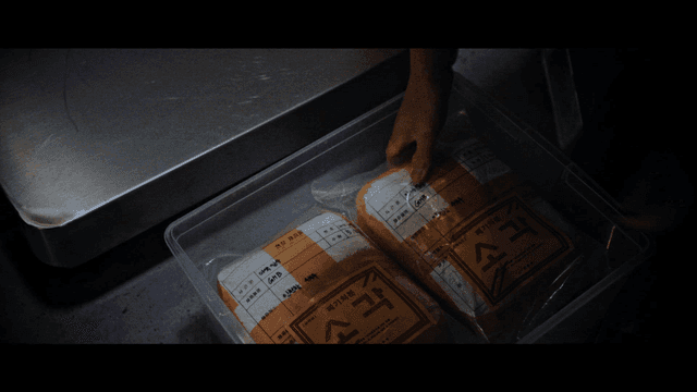 용기에 포장된 폐기처분 물질을 다루는 손