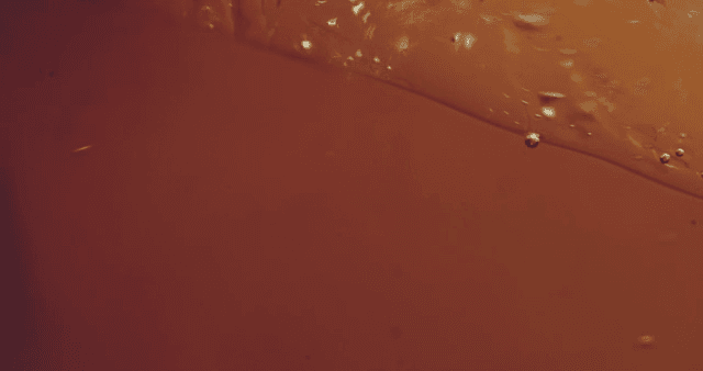 거품이 이는 주황빛 액체