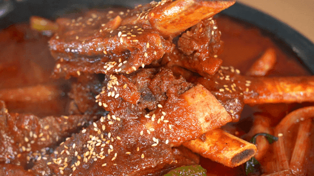 Spicy braised short ribs sprinkled with sesame seeds
