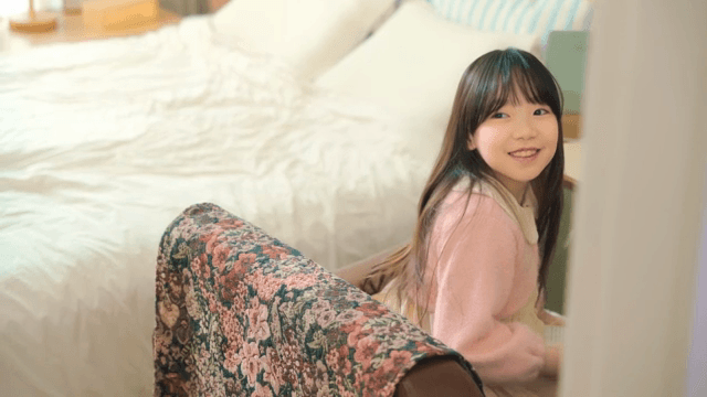 아늑한 방에서 책을 읽는 아이