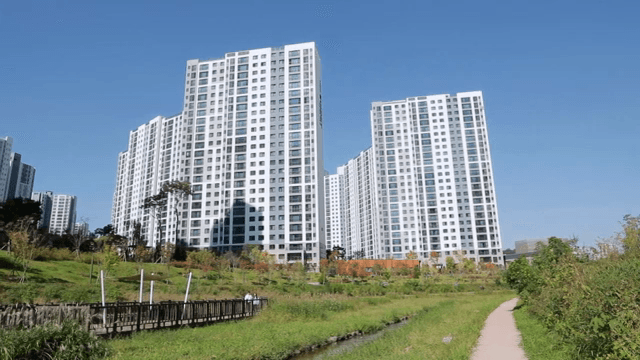 공원 산책로가 있는 고층 아파트