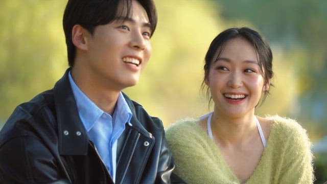 햇살 좋은 날 야외에서 즐기는 커플