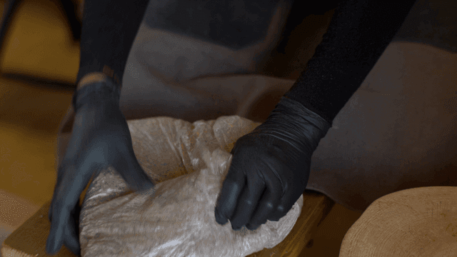 비닐봉지 안에서 톱밥 반죽을 치대는 손