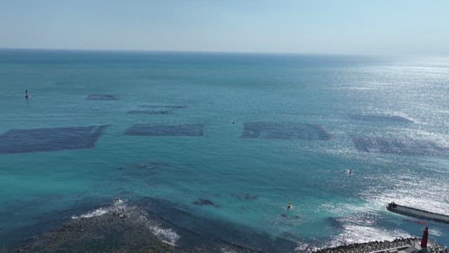 양식장이 있는 푸른 바닷가와 해안 마을