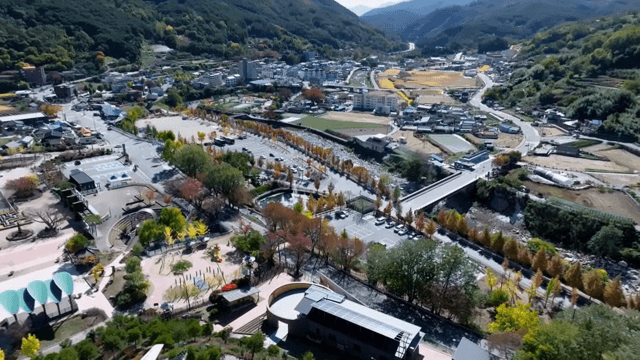 산으로 둘러싸인 마을의 경치