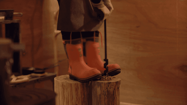 실내에서 나무 통에 드릴질하는 사람