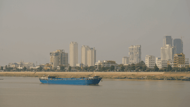 도시 스카이라인을 지나가는 화물선