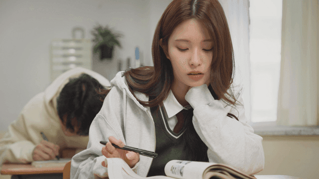 교실에서 교복 위에 후드집업을 입고 공부하는 학생들