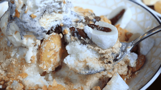 찹쌀떡과 함께 빙수 한 숟가락