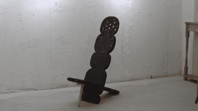 실내에 있는 독특한 디자인의 나무 조각품